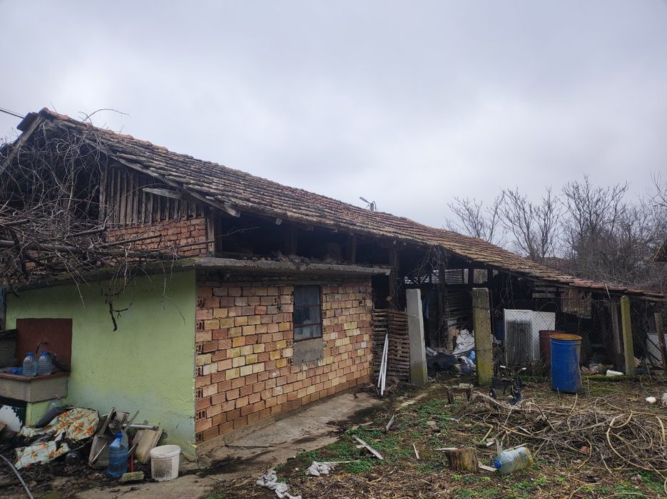 Къща и стопански постройки с гараж