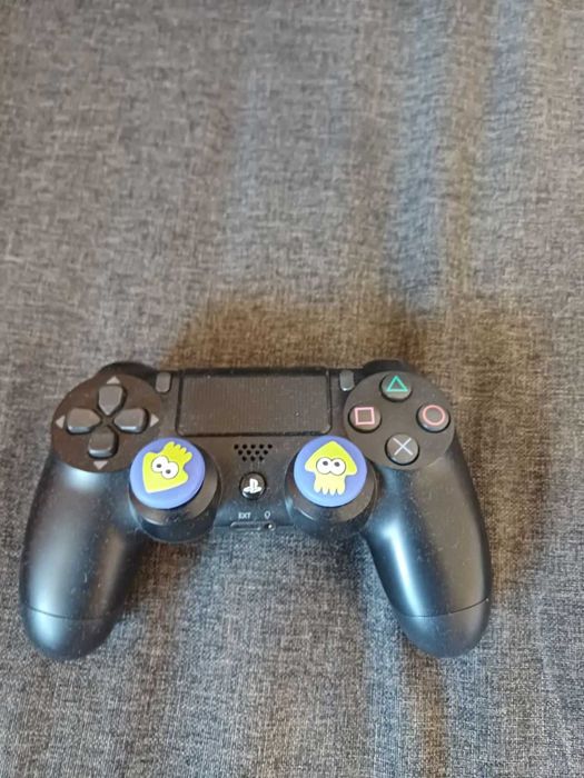 Конзола PS4, четири игри и два джойстика