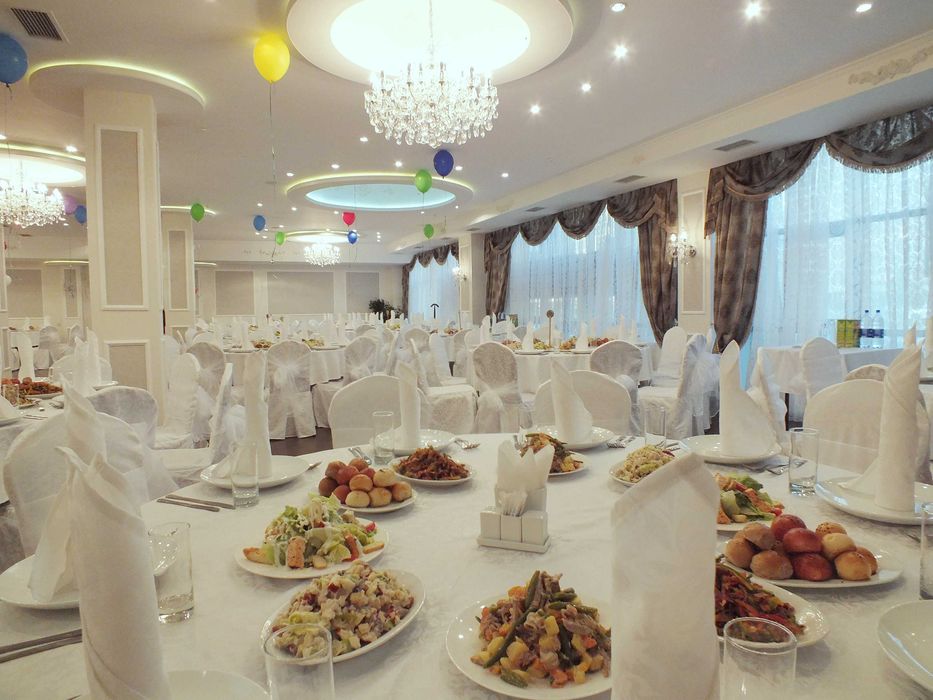 Продам много чехлов для стульев и столов