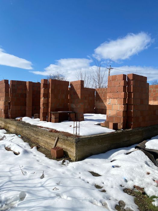 Se vinde teren și construcție 800m