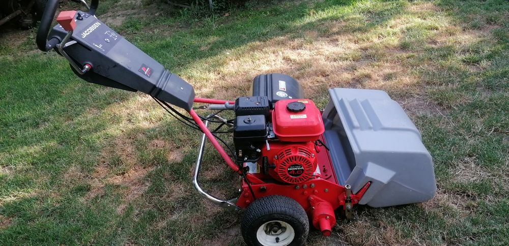 Самоходна косачка за голф игрище