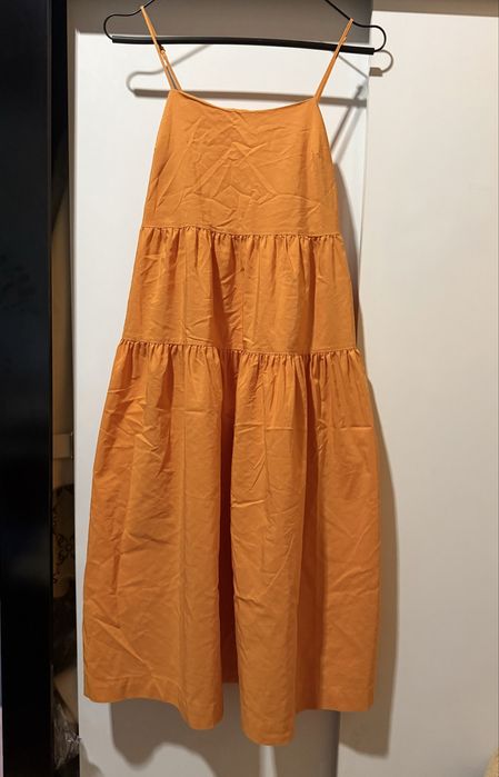 Разнообразни дамски дрехи – различни размери S–L