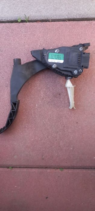 Vand pedala de acceleratie Golf 4 benzina    .