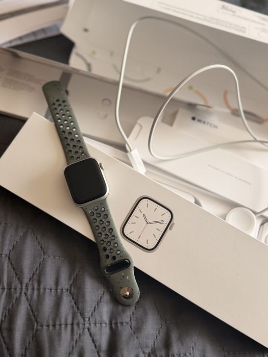 Часовник Apple Watch Series 7 Starlight Aluminum 41 мм