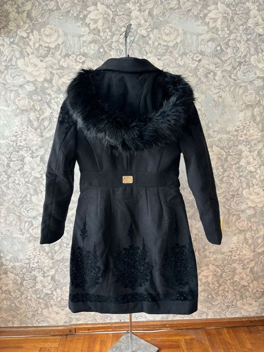 Зимно палто от вълна с качулка и бродерия