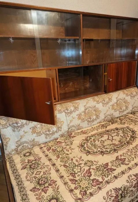 Recamieră/pat din lemn extensibila stil vintage, vitrină și depozitare