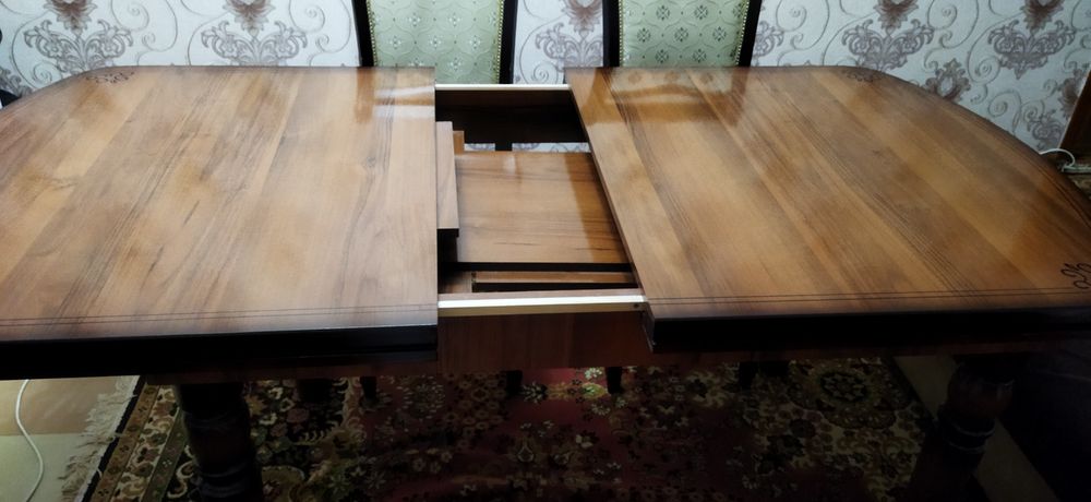 Стол деревянный коричневого цвета.