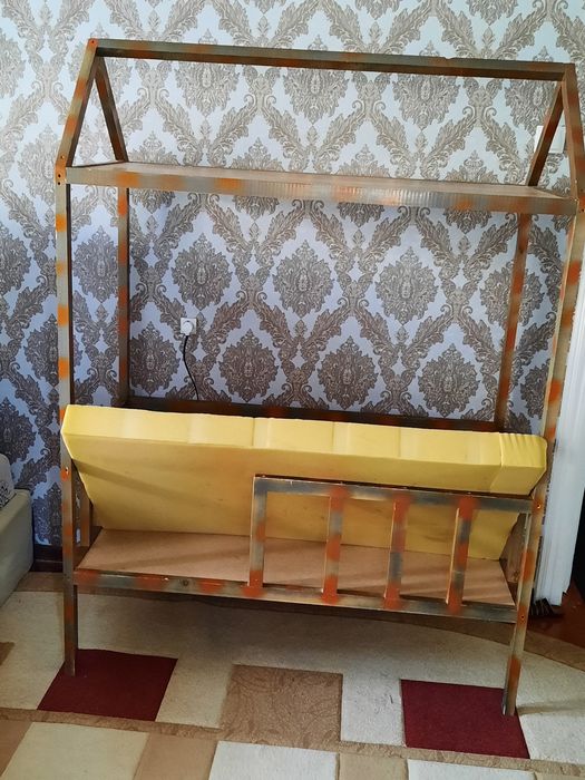 Детские кроват Домик. Срочно очень дёшево чистое как новый.