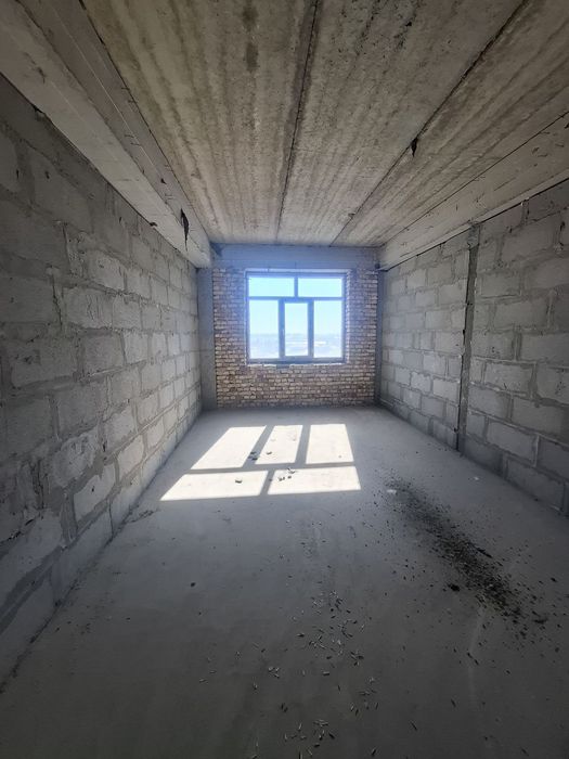 Тезда 8 каватли янги домни 6 чи каватида жойлашган .104 кв метрдан ибо