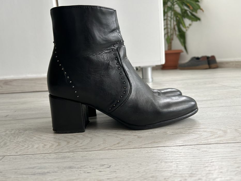 Botine negre din piele model deosebit Benvenuti marime 37