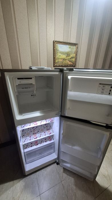 Холодильник Samsung RT20HAR3DSA (состояние нового, пользовались 1 год)