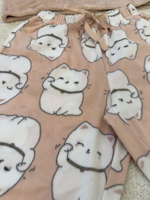 Pijama pufoasa/ fleece Oysho cu pisica norocoasa (Maneki Neko) - interactiva, S