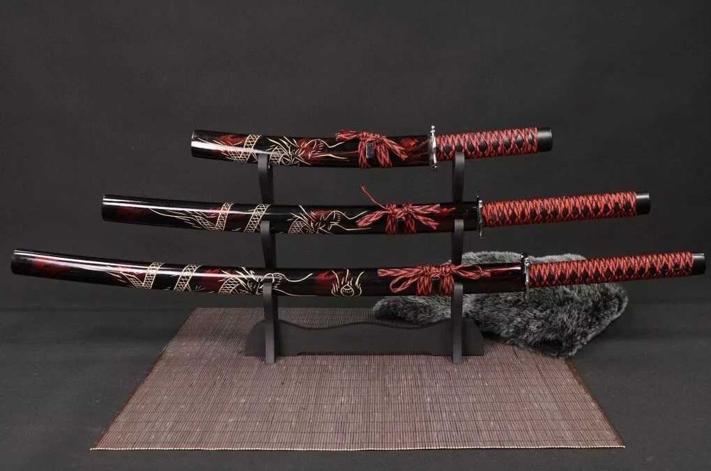 Катана Червен Дракон Комплект Заострени Дървени Кании Тройна поставка