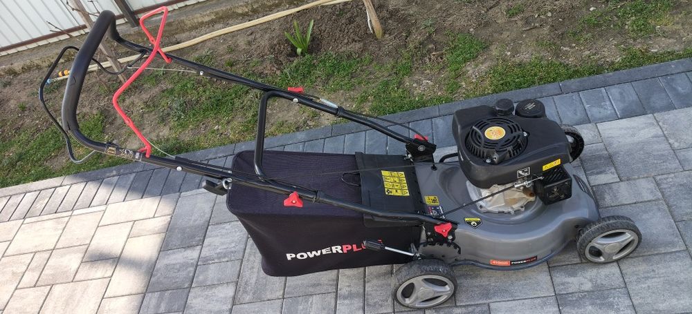 Vând mașina de tuns gazon