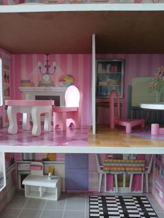 Продам кукольный домик