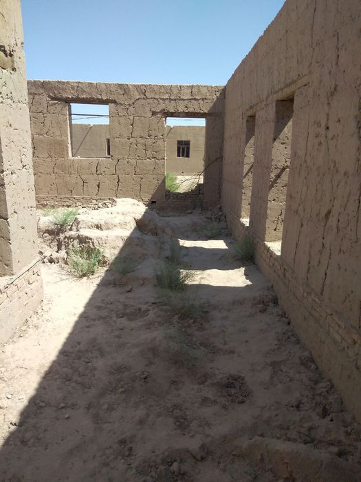 Беруний тумани е́шлик а/м да курилиши тугалланмаган уй сотилади