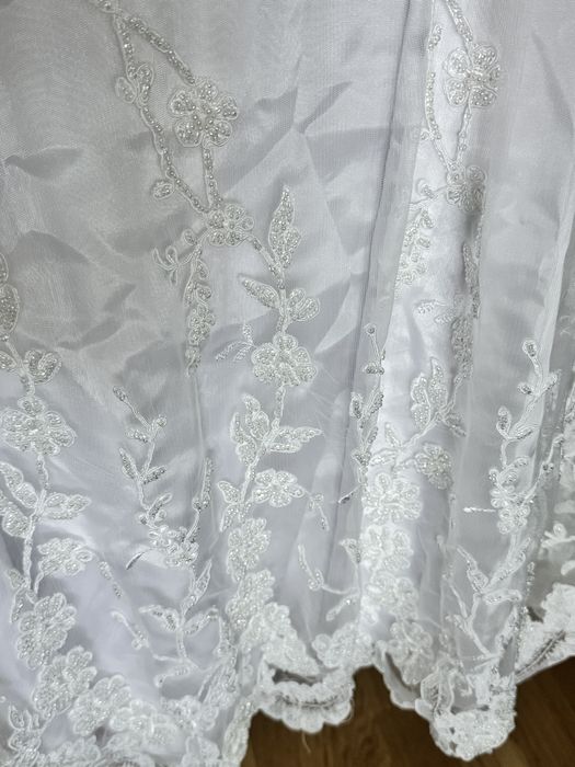 Сватбена рокля обшита с мъниста