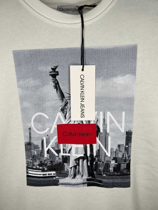 Bluza Calvin Klein alba cu imprimeu statuia libertatii