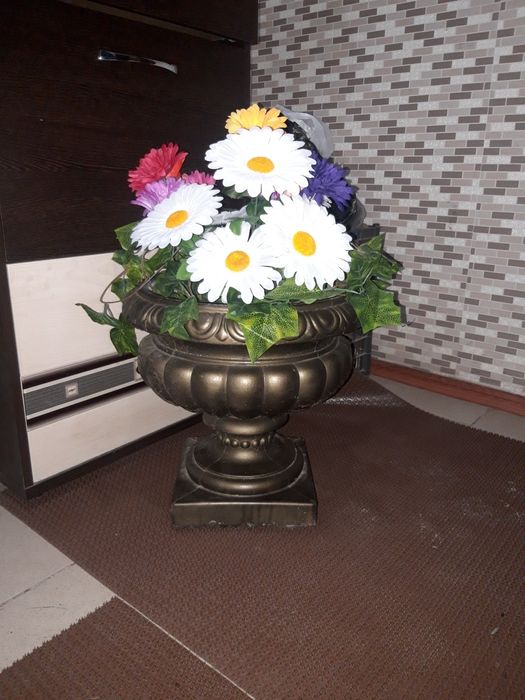 Вазоны уличные и лвы