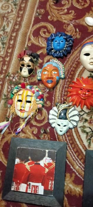 De vânzare  măști porțelan și diferite figurine și tablouri