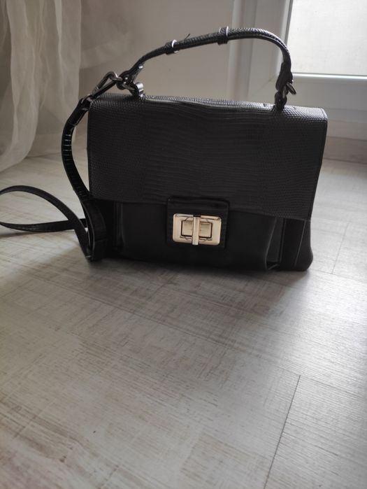 Малка черна чанта