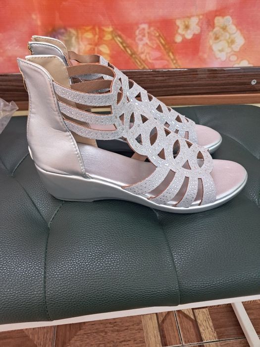 Продам босоножки, новые