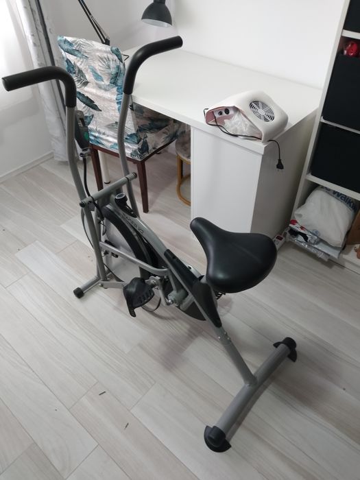 Vând bicicleta fitness