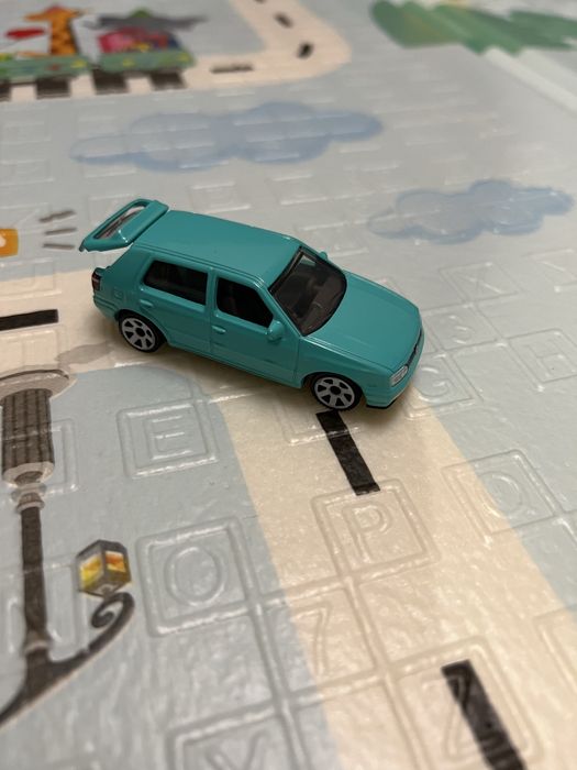 Продам модельки гольф 3 1:64