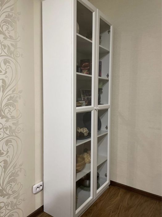 Шкаф - витрина (практически новый)