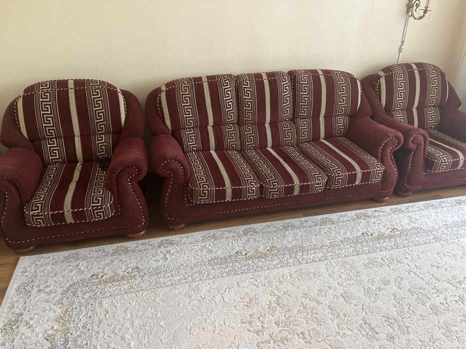 Диван с двумя креслами