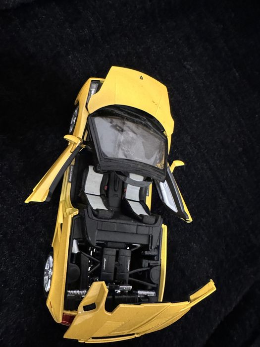 Lamborghini cu anumite piese lipsa si anumite imperfectiuni