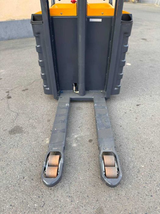 Самоходный, электрический штабелер,