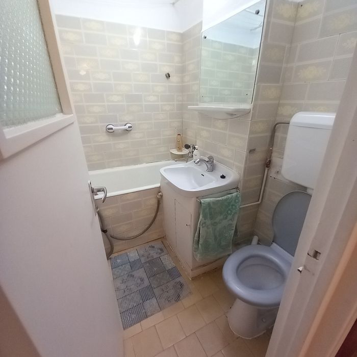Inchiriez apartament cu 2 camere decomandat, situat in Oradea, pe Str. Iza, cartier Rogerius, la etajul 1, cu loc de parcare.