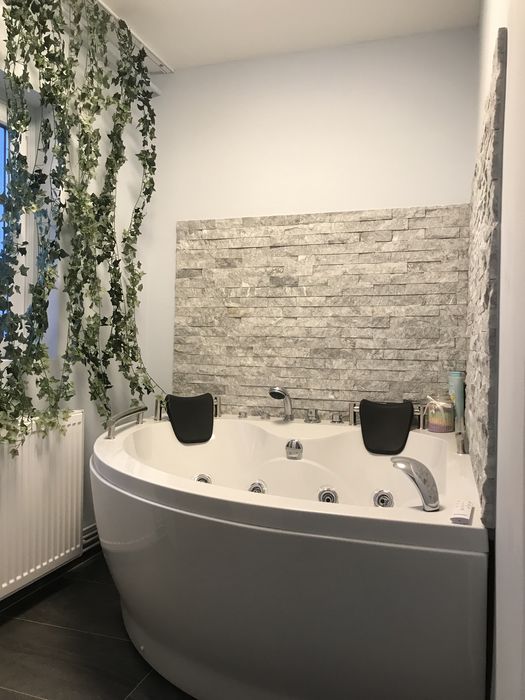 Garsoniera in regim hotelier cu jacuzzi in camera