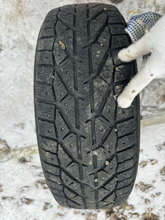 Продам шины зимние 215/65 р16