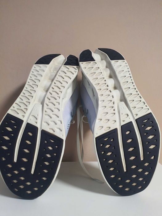 On Cloudsurfer  N43-44