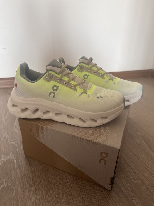 Женские кроссовки On