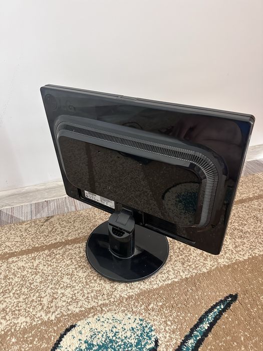Монитор LG  клавиатура genius