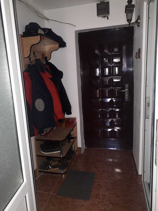 Vănd garsoniera utilată și  mobilată.