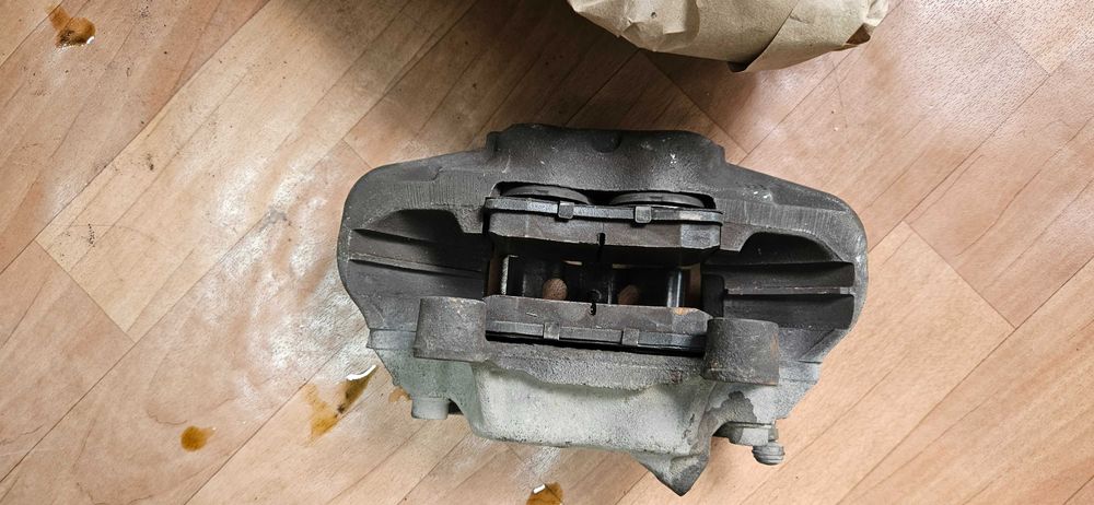 Четырёхпоршневые передние суппорты W124 E320.