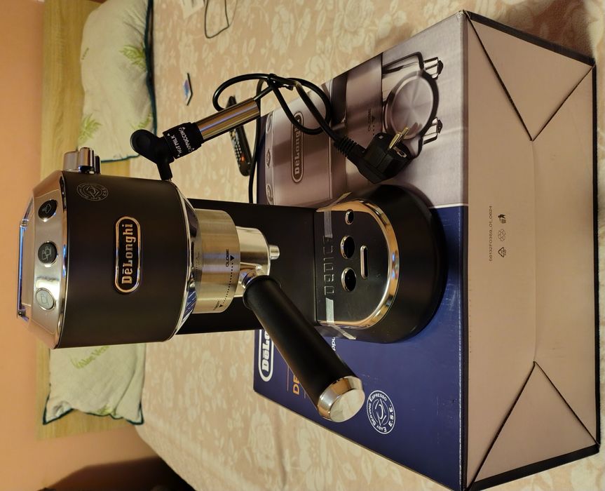 Espressor manual De’Longhi Dedica EC 685.BK, 1300 W, 15 bari, Negru