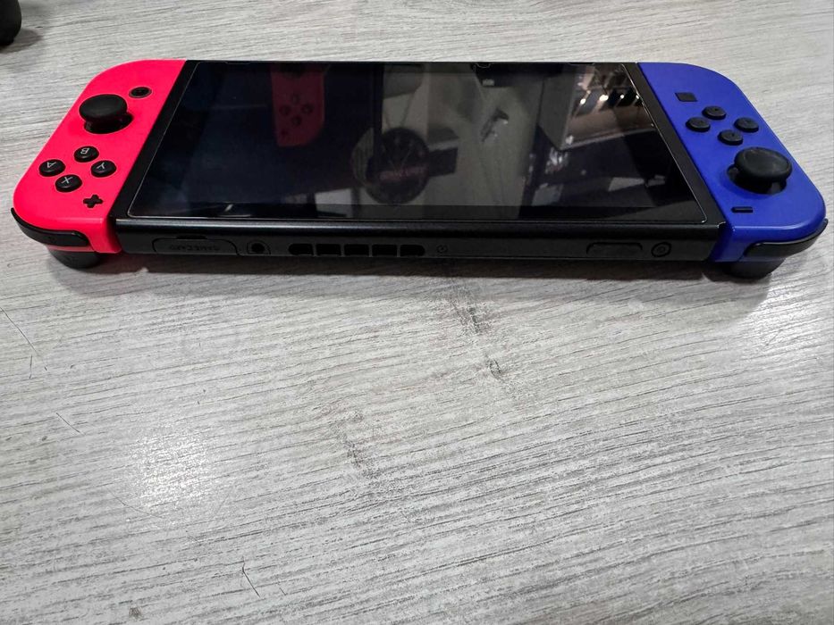Nintendo Switch -Пълен комплект + 2 игри