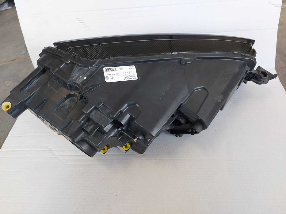 ляв лед фар Шкода Карок