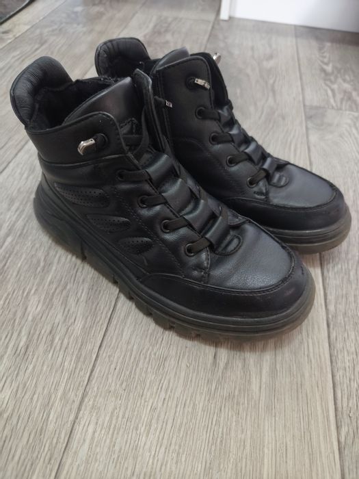 Продам ботинки демисезонные размер 35