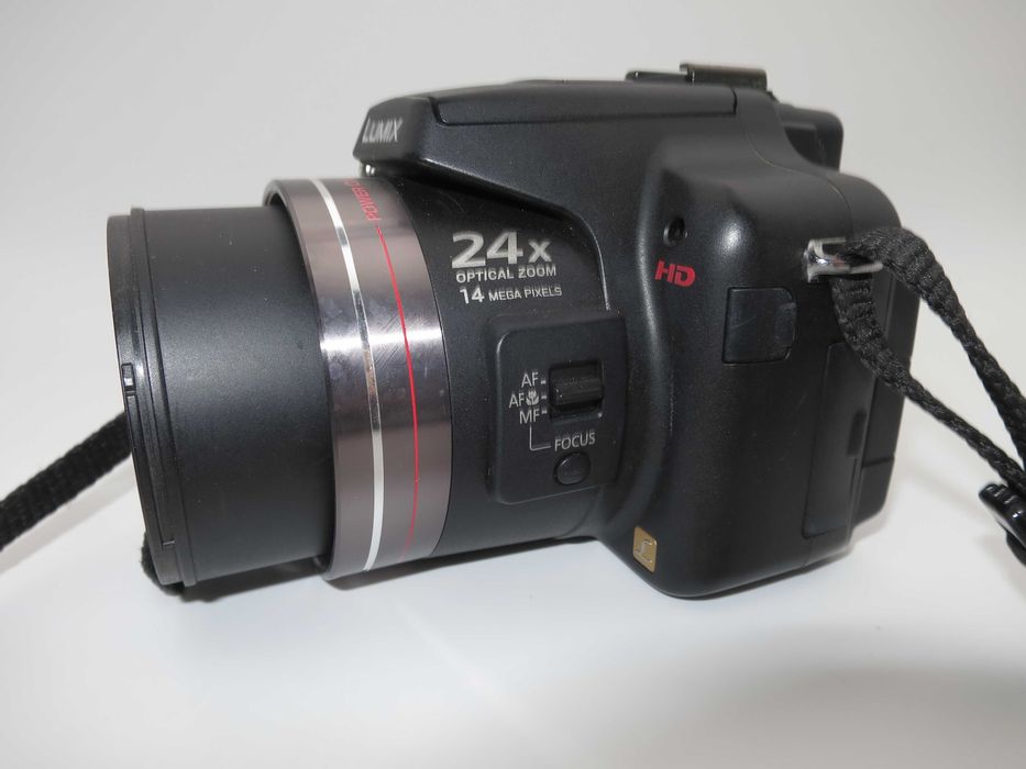 Panasonic Lumix DMC-FZ100 фотоапарат 24x Оптичен LEICA DC Vario-Elmarit, 14.1 MP MOS, Full HD 1080i, Въртящ се Екран с Чанта в Отлично Състояние