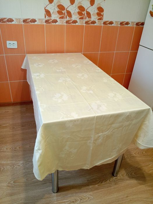 Красивая скатерть с ангелами