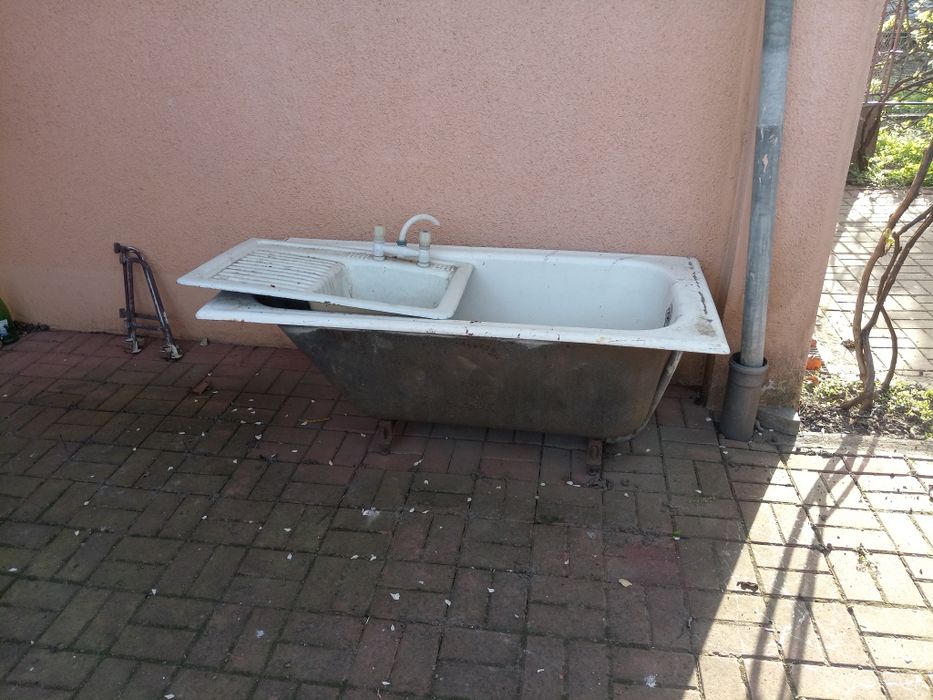 Vana și chiuveta din fonta.