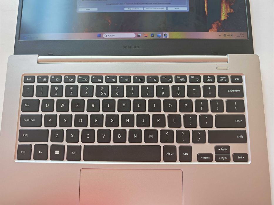 Laptop slim de 14" Samsung Galaxy Book2 Go NP345XLA,  Windows 11, baterie aproximativ 10 ore sau dezmembrez