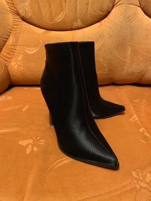 Продаю женские сапоги.