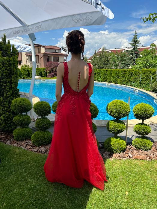 Продавам бална рокля в цвят бордо (тъмно червено), обличана веднъж за няколко часа. Роклята е в перфектно състояние, без забележки.